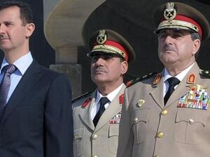 راجحة يقف الى يسار الاسد في صورة ارشيفية