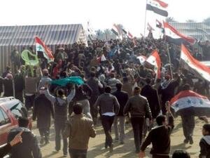 متظاهرون غاضبون بالرمادي يهاجمون نائب المالكي 