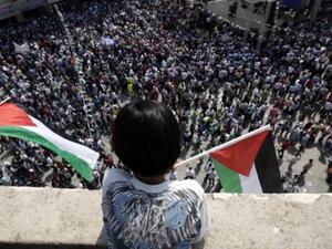 فلسطينيون يتظاهرون في رام الله تاييدا لاعلان الدولة