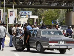 مواطنون عند معبر الرمثا قرب مدينة درعا السورية
