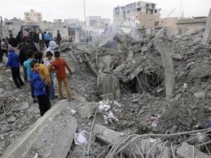 مبنى محطم في الرقة 
