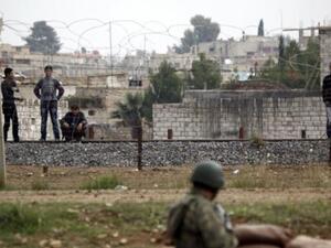 لاجئون سوريون في راس العين شمال البلاد يتحينون الفرصة لمحاولة العبور الى تركيا