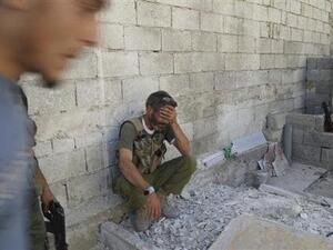 مقاتل من الجيش الحر يبدو مستاء بعد فشل مجموعته في السيطرة على دبابة للنظام بمنطقة صلاح الدين في حلب
