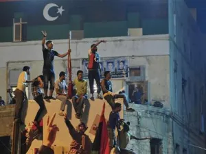 ليبيون في بنغازي يعربون عن سعادتهم يوم الاحد لانباء دخول المعارضة المسلحة الى العاصة طرابلس.
