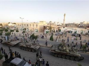 دبابات للثوار الليبيين في مدينة الزنتان