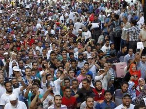 انصار جماعة الاخوان المسلمين والرئيس المصري المعزول محمد مرسي يحتجون في القاهرة يوم الجمعة
