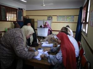 ناخبات مصريات أثناء الادلاء بأصواتهن في مركز اقتراع بالقاهرة 