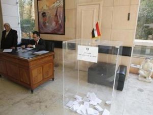 صندوق استفتاء على مسودة الدستور المصري للمغتربين في مقر السفارة المصرية بالعاصمة اللبنانية
