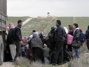 سوريون يفرون من جحيم الحرب في بلادهم