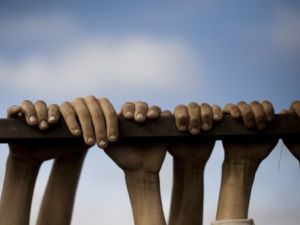 اطفال سوريون يلهون داخل مخيم للنازحين قرب ادلب