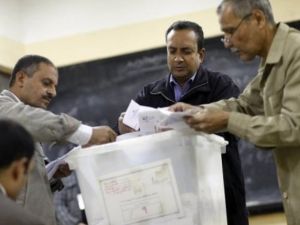 المصريون يؤيدون الدستور بفارق ضئيل 