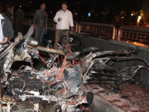 سيارة مدمرة في موقع الهجومين في دمشق