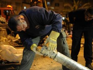 خبير اسرائيلي في تفكيك القنابل يتفحص بقايا صاروخ اطلق من غزة على نتيفوت
