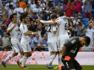 رونالدو (الثاني من اليمين) يتلقى التهنئة من زملائه بعد هدفه في مرمى خيتافي