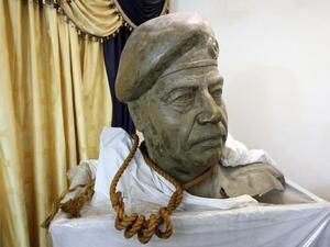 الحبل الذي شنق به صدام حول تمثال له في غرفةالمستشار السابق للامن القومي موفق الربيعي
