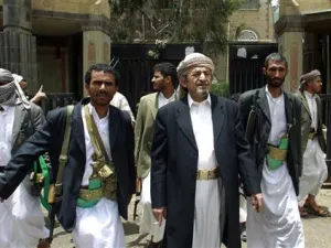 الزعيم القبلي صادق الأحمر (في المنتصف) يسير مع حراس شخصيين خارج منزله في صنعاء 
