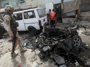 جندي عراقي في موقع سيارة مفخخة في مدينة الصدر
