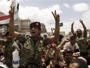 ضباط في الجيش اليمني يشاركون في مسيرة تطالب بخلع الرئيس صالح في صنعاء
