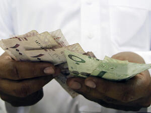 هاشتاغ الراتب ما يكفي الحاجة السعودي يلقى صدى واسع