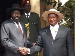 مصافحة بين الرئيس الاوغندي يوري موسيفيني (يمين) ورئيس جنوب السودان سلفا كير في جوبا في 30 كانون الاول/ديسمبر 2013
