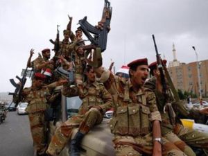 جنود منشقون يرددون هتافات مناهضة للرئيس اليمني علي عبد الله صالح في صنعا
