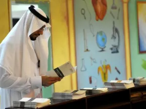 سعودي يقرا كتيبا فيه ارشادات قبل الانتخابات البلدية المقررة
