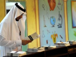 سعودي يقرا كتيبا فيه ارشادات قبل الانتخابات البلدية المقررة
