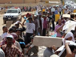 عمال وافدون يحاولون مغادرة السعودية يقفون في طوابير طويلة أمام مكتب الجوازات الرئيسي في الرياض للحصول على تأشيرات خروج
