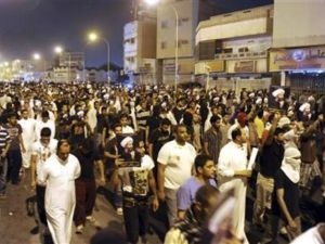 محتجون يشاركون في احتجاج بالقطيف في السعودية
