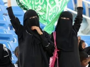 سعوديتان في ملعب لكرة القدم في عدن في افتتاح كأس الخليج 22 تشرين الثاني/نوفمبر 2010
