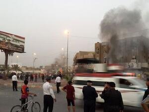 رجال شرطة ومواطنون عراقيون يتجمعون حول موقع انفجار في بغداد يوم الثلاثاء
