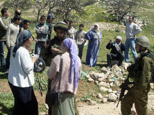 المستوطنين يعيثون فسادا في الضفة 