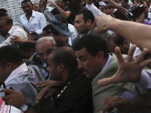 رجال يهاجمون رئيس الوزراء المصري السابق احمد شفيق 
