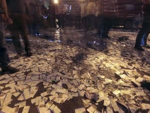 اوراق دعاية لشفيق امام مقر حملته في القاهرة
