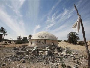 بقايا ضريح الشيخ زويد في مدينة الشيخ زويد بشمال سيناء