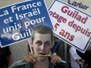 مجسم لجلعاد شاليط اثناء تظاهرة لمئات الاسرائيليين الفرنسيين 
