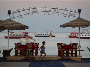 باتت شواطيء البحرالاحمر بمياهه الزرقاء الصافية شبه خالية من مرتاديها 