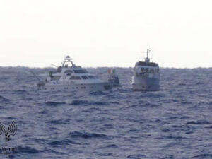 
السفينتان التحرير وساويرز قبيل صعود الجنود اليهما