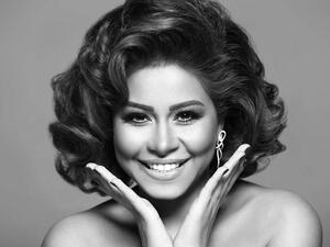 Sherine flashes a smile and says sorry to Yaser Khalil's wife. (Image: Facebook)