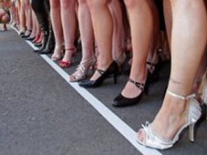 سباق ركض بالاحذية ذات الكعوب العالية 