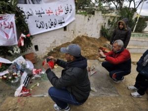 تونسيون يضعون الورود في مكان اغتيال بلعيد