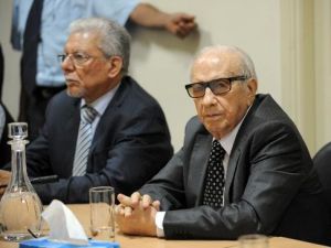 مؤسس حزب نداء تونس الباجي قائد السبسي يحضر اجتماعا للاحزاب التونسية
