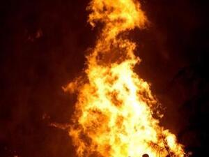 ألسنة اللهب تعلو من موقع تفجير في خط الغاز المصري في سيناء يوم 12 يوليو تموز
