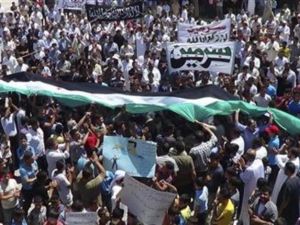 محتجون يتظاهرون ضد الاسد في سرمين قرب ادلب 
