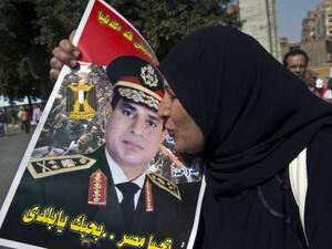 مصريةتقبل صورة الفريق اول عبد الفتاح السيسي