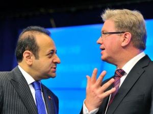 مفوض التوسيع في الاتحاد الاوروبي سيتفان فولي (يمين) ووزير الشؤون الاوروبية التركي ايغيمن باغيش في بروكسل 
