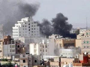 سحابة من الدخان تتصاعد من حي الحصبة في صنعاء
