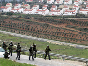 جنود اسرائيليون يمرون امام مستوطنة في الضفة الغربية 