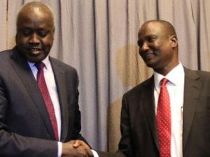 رئيس وفد المتمردين في جنوب السودان تابان دنغ (يمين) مصافحا رئيس وفد الحكومة نيال نيال في اديس ابابا
