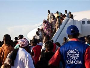 سودانيون جنوبيون يصلون إلى مطار جوبا
 سودانيون جنوبيون يصلون إلى مطار جوبا